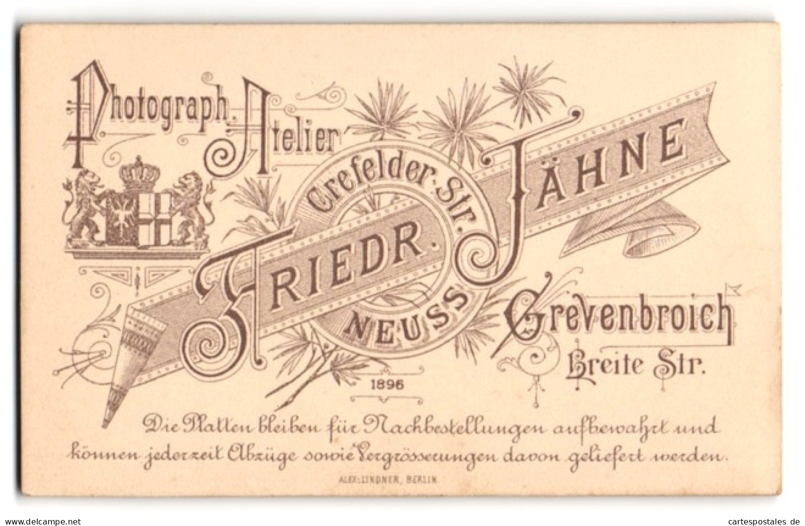 Fotografie Friedr. Jähne, Grevenbroich, Breite Str., Königliches Wappen Nebst Anschriften Der Ateliers  - Anonieme Personen