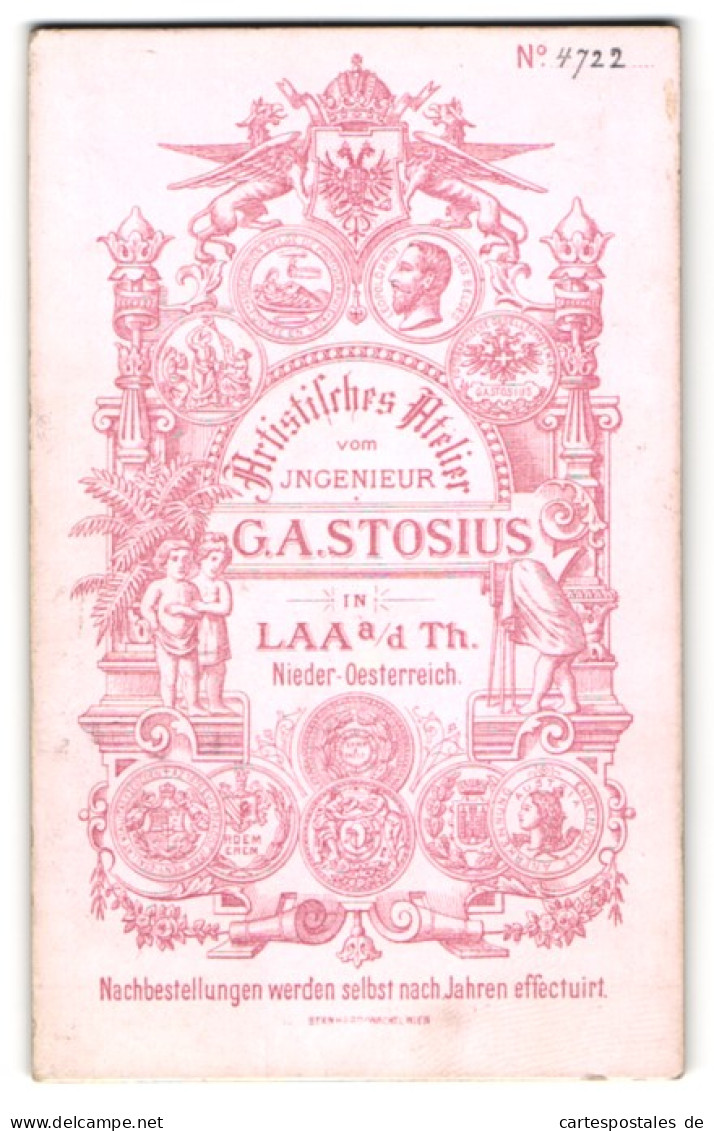 Fotografie G. A. Stosius, Laa A. D. Th., Kgl. Wappen Mit Medaillen Und Dekor Verzierung  - Anonieme Personen
