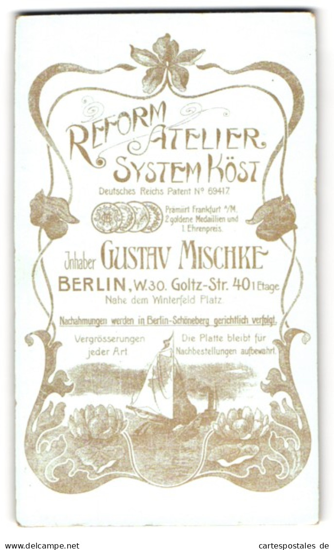 Fotografie Gustav Mischke, Berlin, Goltz-Str. 40, Segelboot Mit Blumen, Anschrift Des Ateliers  - Anonyme Personen