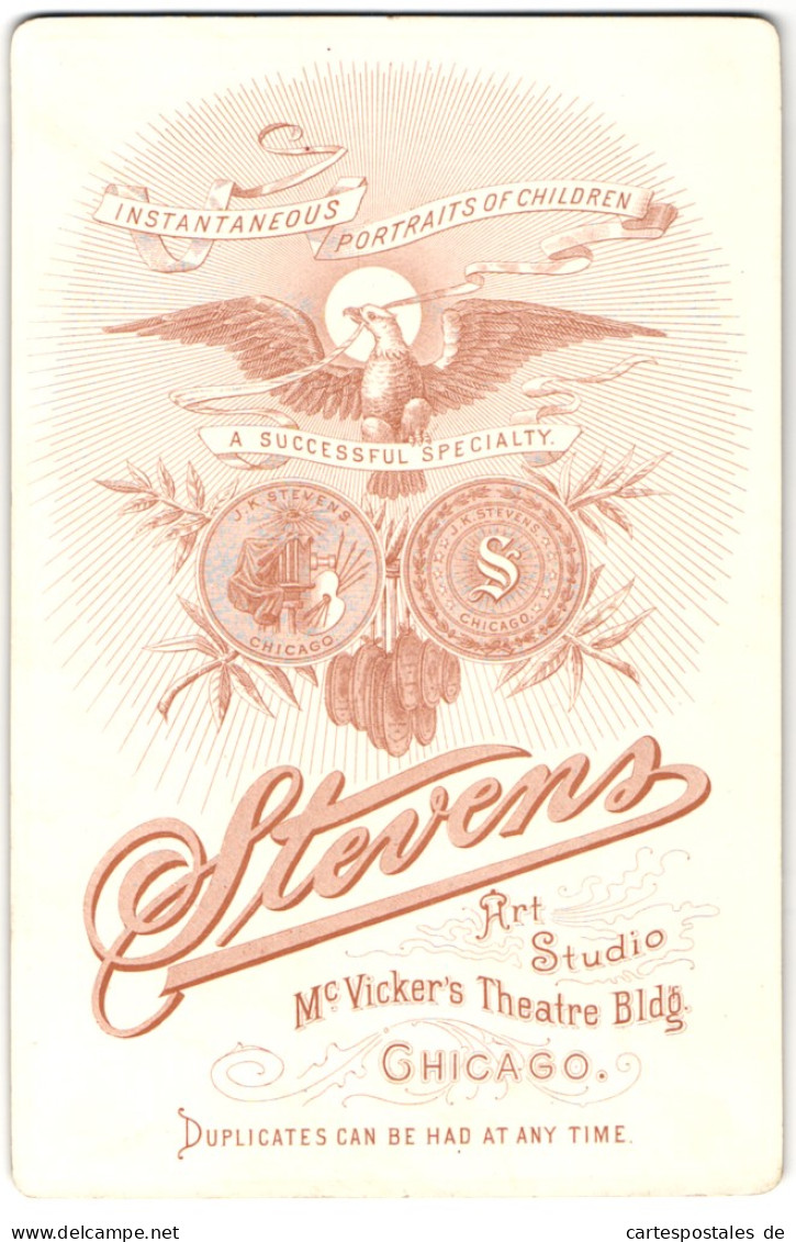 Fotografie Stevens, Chicago, Mc Vickers Theatre Bldg., Adler Mit Banderole Im Schnabel, Münzen  - Anonyme Personen