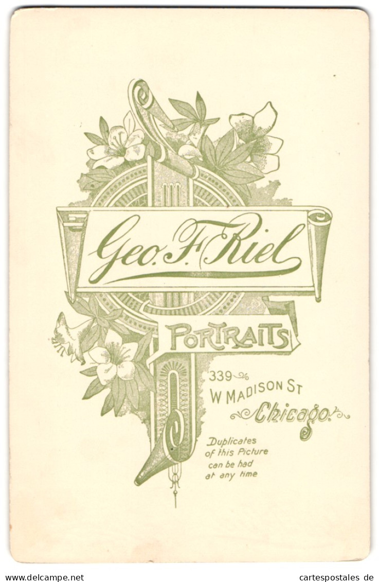 Fotografie Geo. F. Riel, Chicago, 339 W. Madison St., Anschrift Des Ateliers Mit Floraler Verzierung  - Anonyme Personen