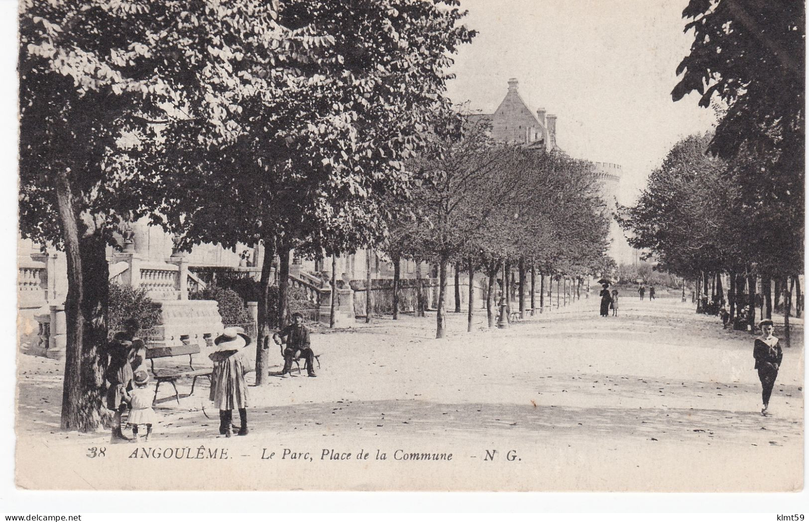 Angoulême - Le Parc, Place De La Commune - Angouleme