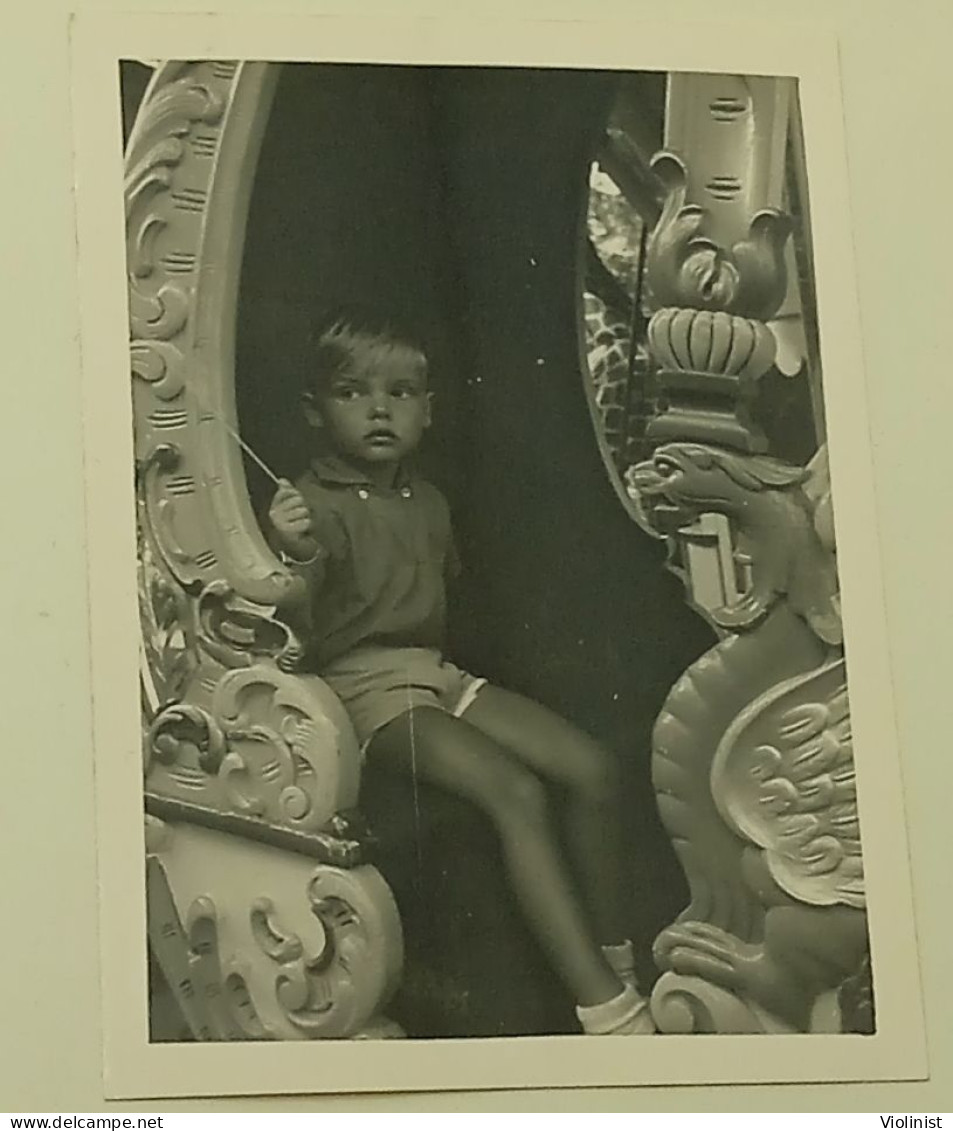 A Boy In A Decorative Carriage - Anonyme Personen