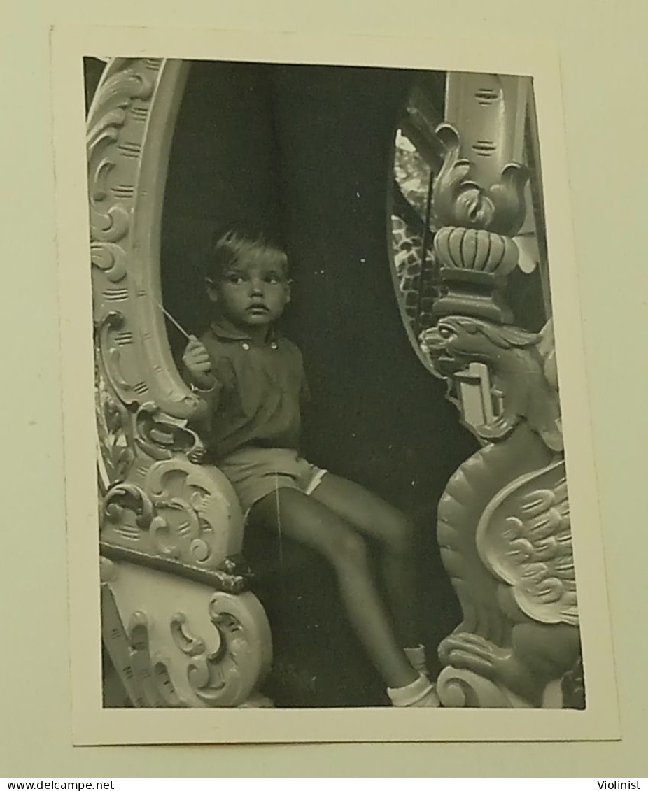 A Boy In A Decorative Carriage - Anonieme Personen