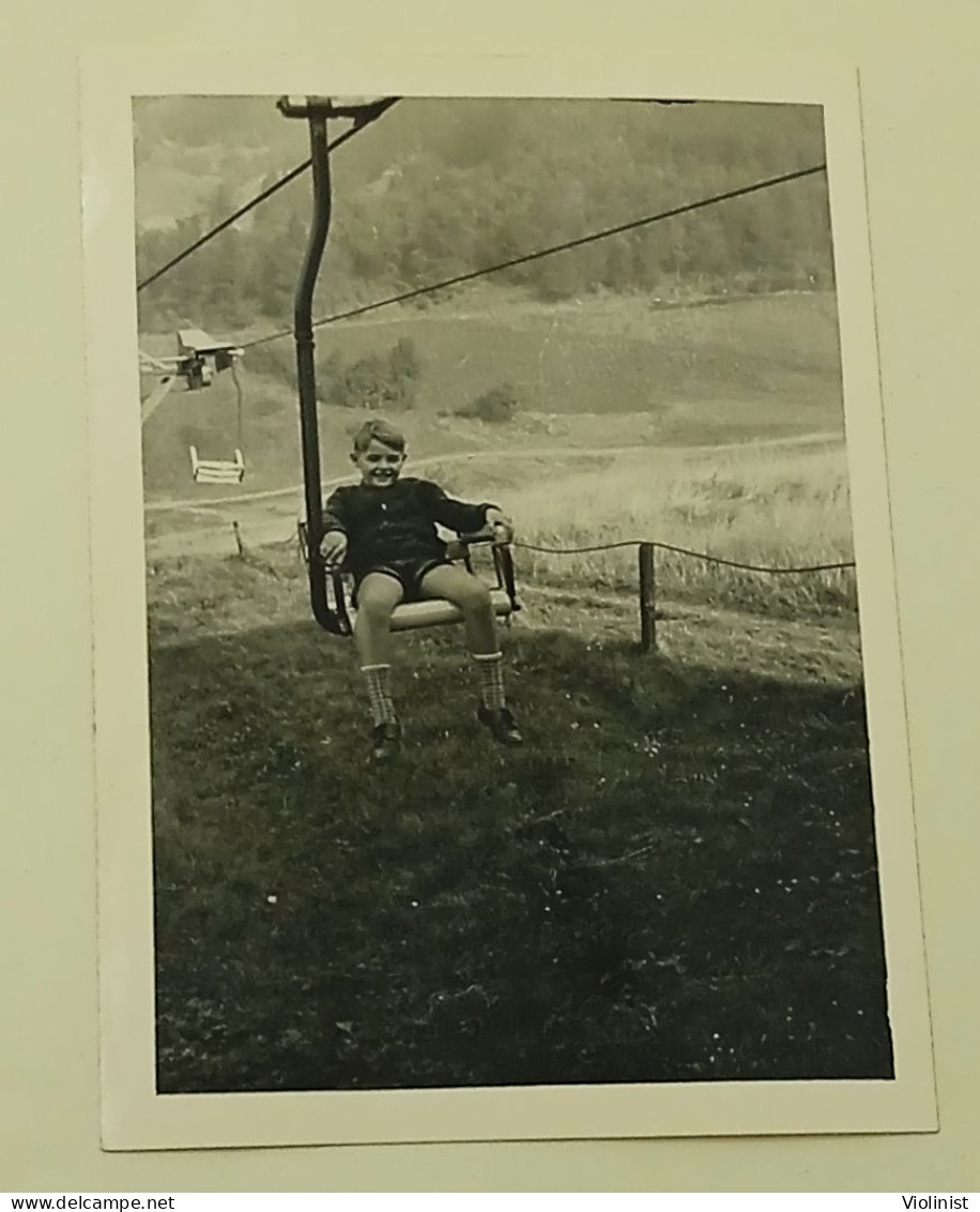 A Boy Rides A Cable Car - Personnes Anonymes