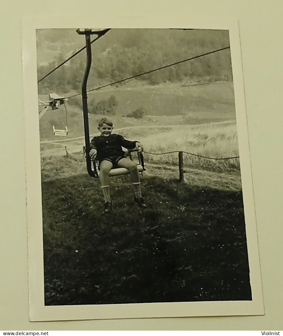 A Boy Rides A Cable Car - Anonieme Personen
