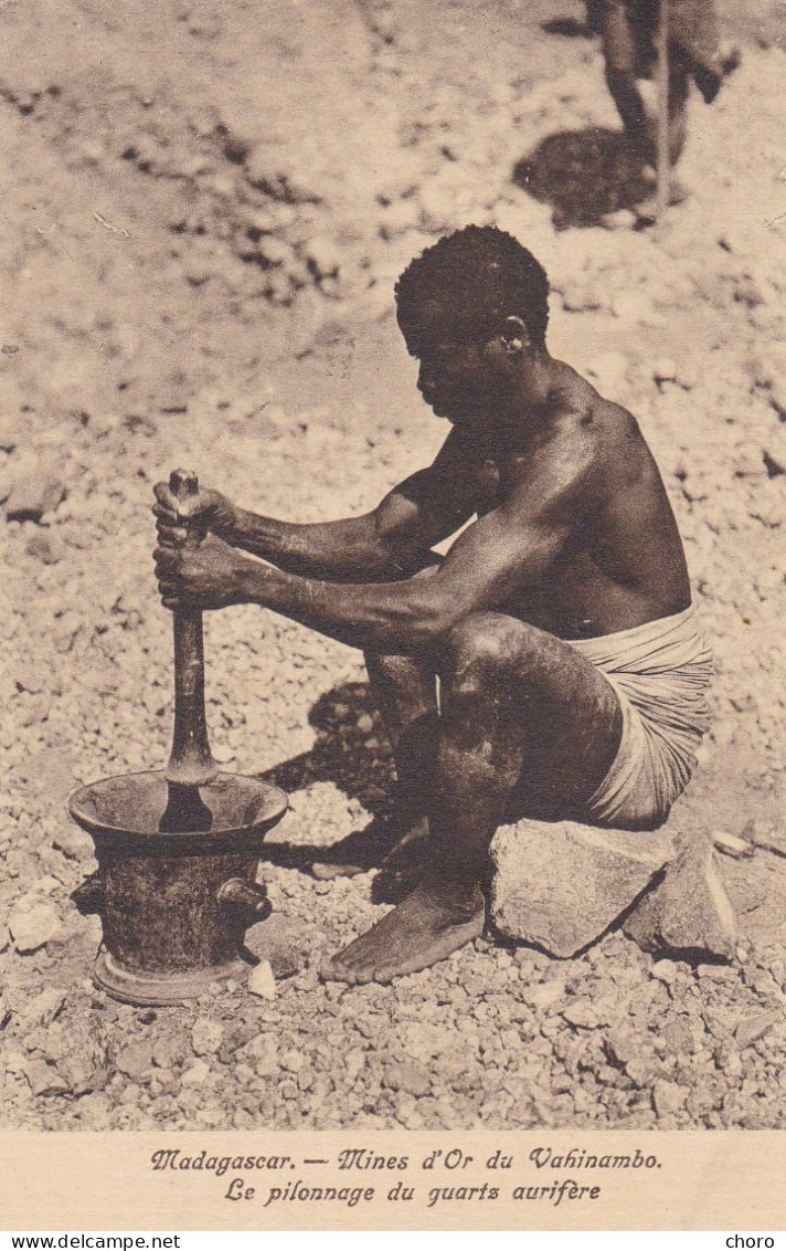 MADAGASCAR - MINES D'OR DU VAHINAMBO - PILONNAGE DU QUARTZ AURIFERE - Madagaskar