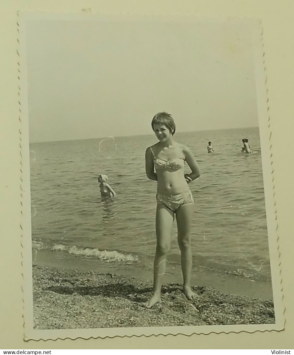 A Young Girl On The Seashore - Anonieme Personen