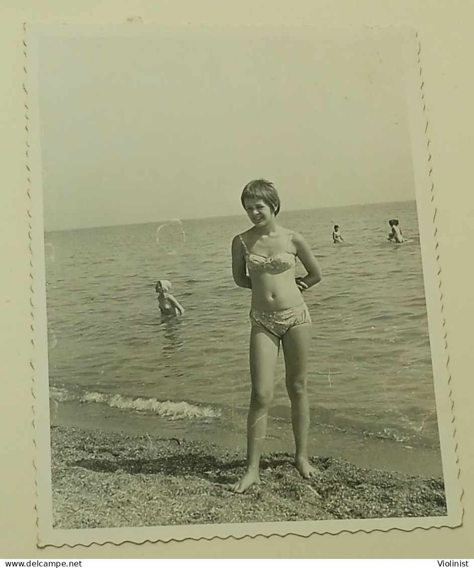 A Young Girl On The Seashore - Personnes Anonymes