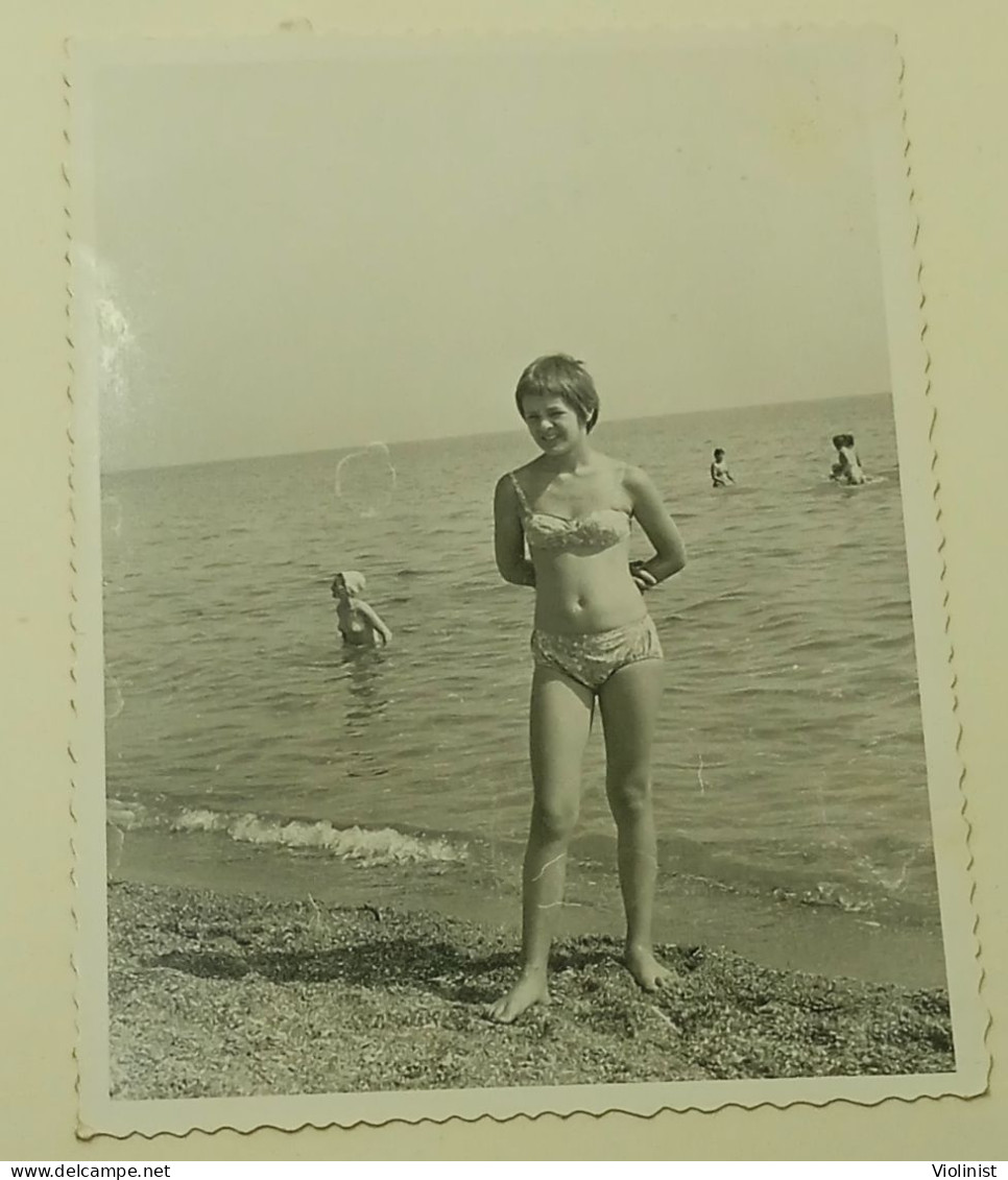 A Young Girl On The Seashore - Personnes Anonymes
