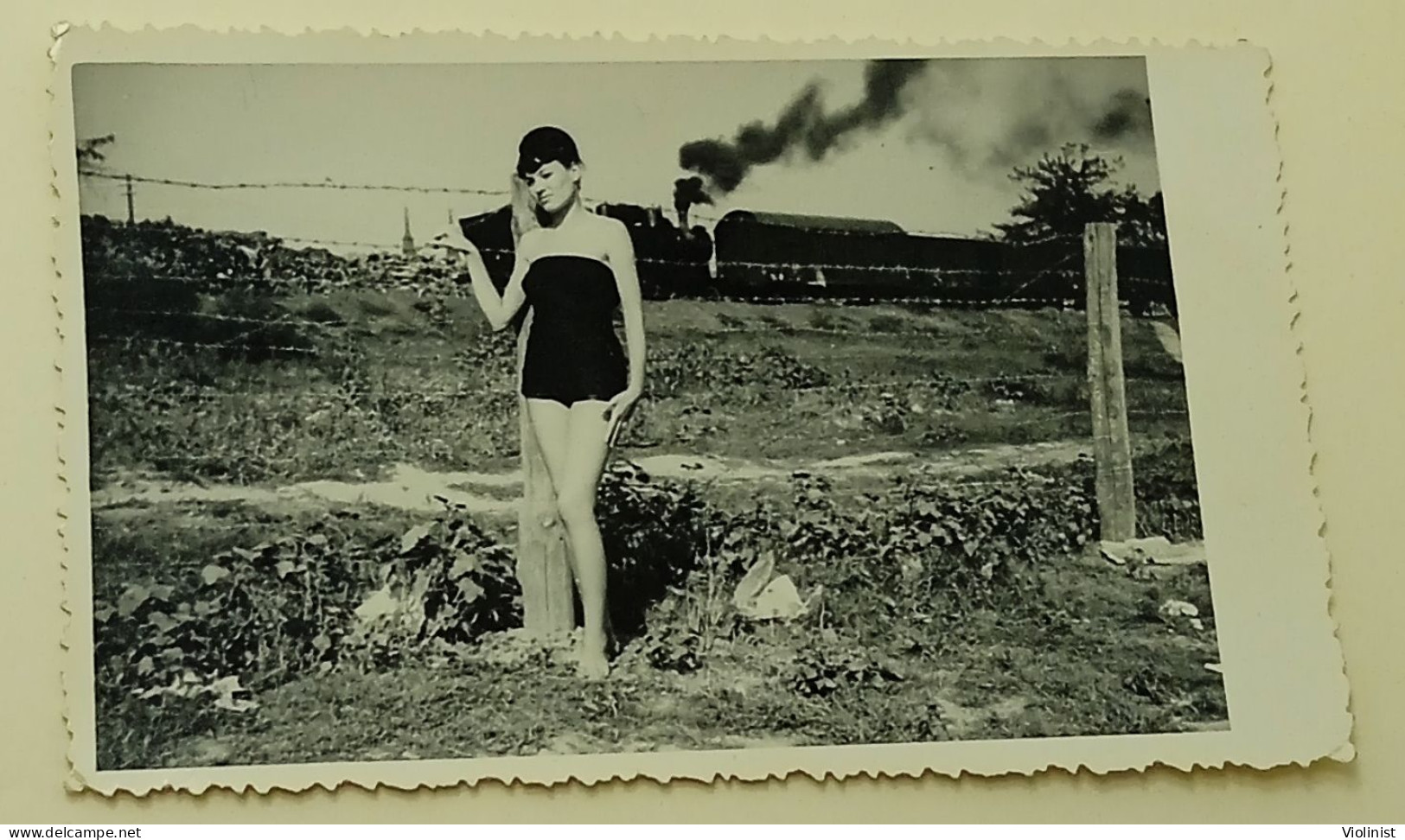 A Pretty Girl By The Fence As A Steam Locomotive Passes Behind - Anonyme Personen