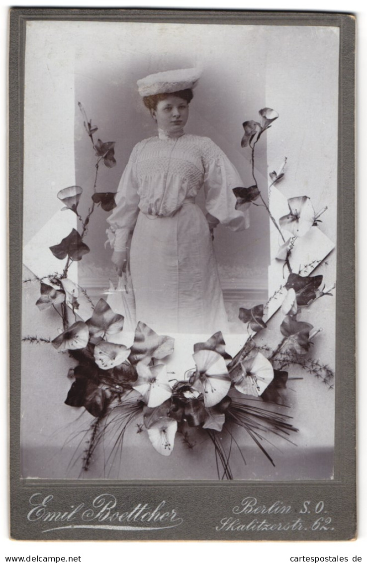 Fotografie Emil Boettcher, Berlin, Junge Dame Im Weissen Kleid Mit Hut, Passepartout Mit Blättern  - Personnes Anonymes