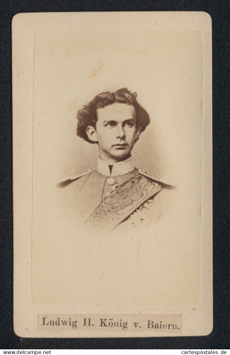 Fotografie Unbekannter Fotograf Und Ort, Portrait König Ludwig II. Von Bayern In Uniform  - Célébrités