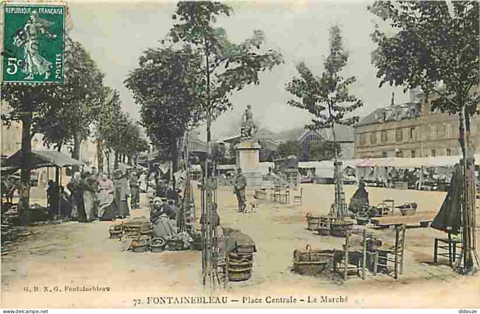 77 - Fontainebleau - Place Centrale - Le Marché - Animée - CPA - Voir Scans Recto-Verso - Fontainebleau