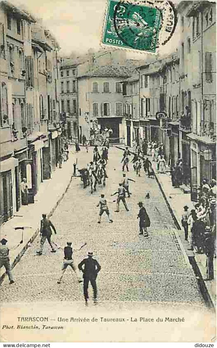 13 - Tarascon - Une Arrivée De Taureaux - La Place Du Marché - Animée - CPA - Voir Scans Recto-Verso - Tarascon