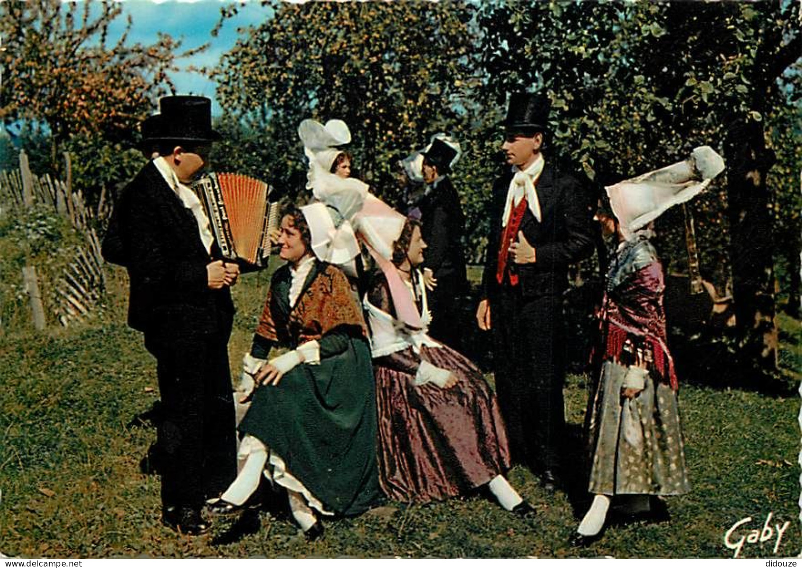 Folklore - Normandie - Papillons D'Avranches - Grande Volante De Coutances Et Coiffe D'Ecouché - En Attendant La Danse - - Trachten