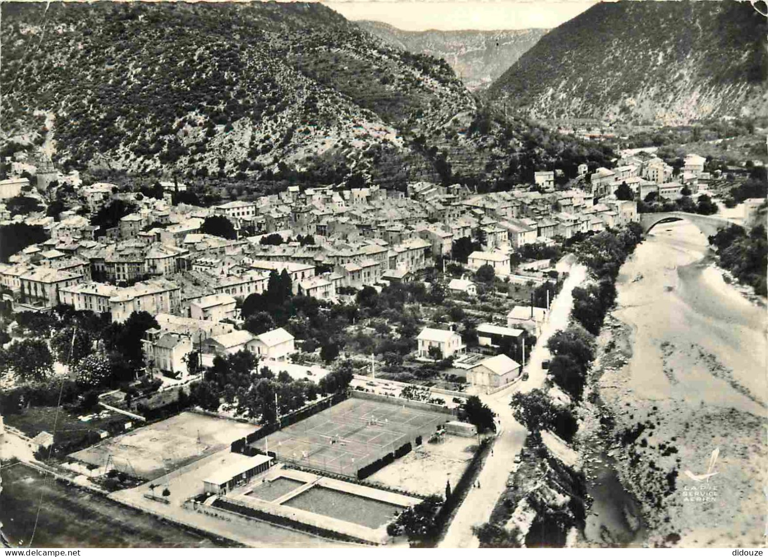 26 - Nyons - En Avion Au Dessus De  - Vue Générale Aérienne - La Piscine Le Terrain De Sports Les Bords De L'Aygues Le P - Nyons