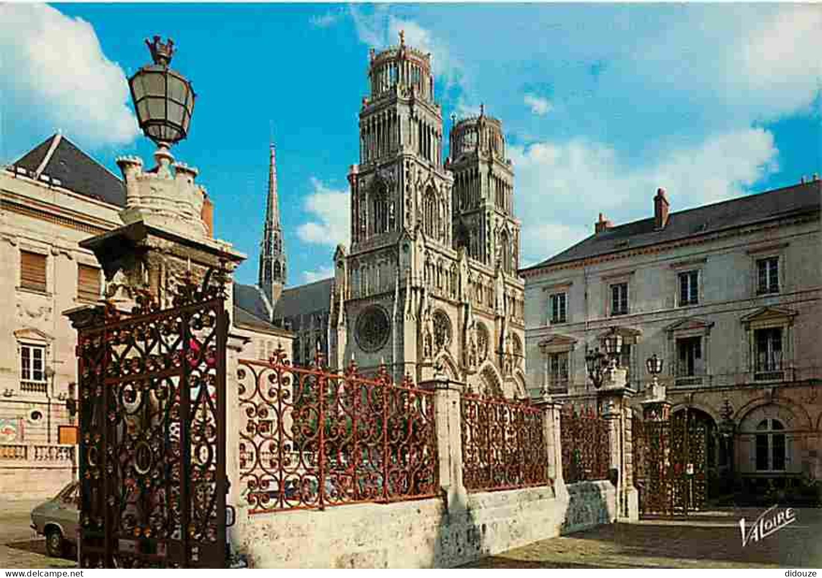 45 - Orléans - La Cathédrale Sainte Croix - Vue Des Grilles De L'Hotel De Ville - CPM - Voir Scans Recto-Verso - Orleans