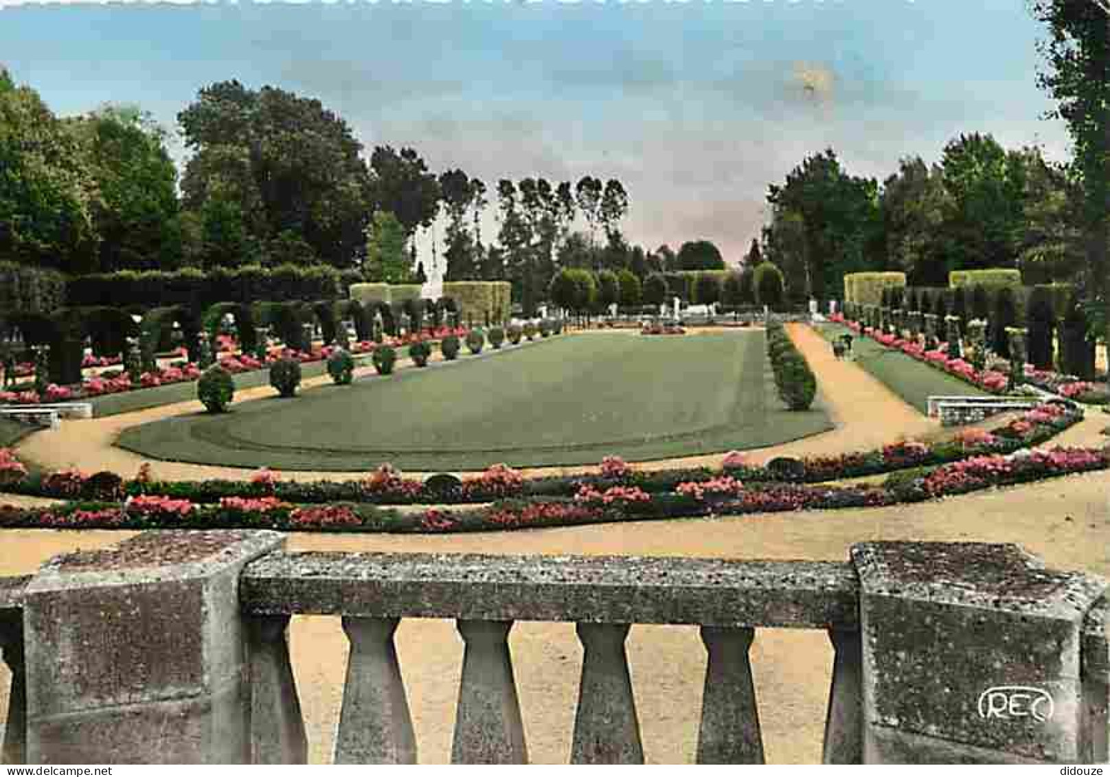 18 - Bourges - Le Jardin Dés Prés Fichaux - Le Tapis Vert - Fleurs - CPM - Voir Scans Recto-Verso - Bourges