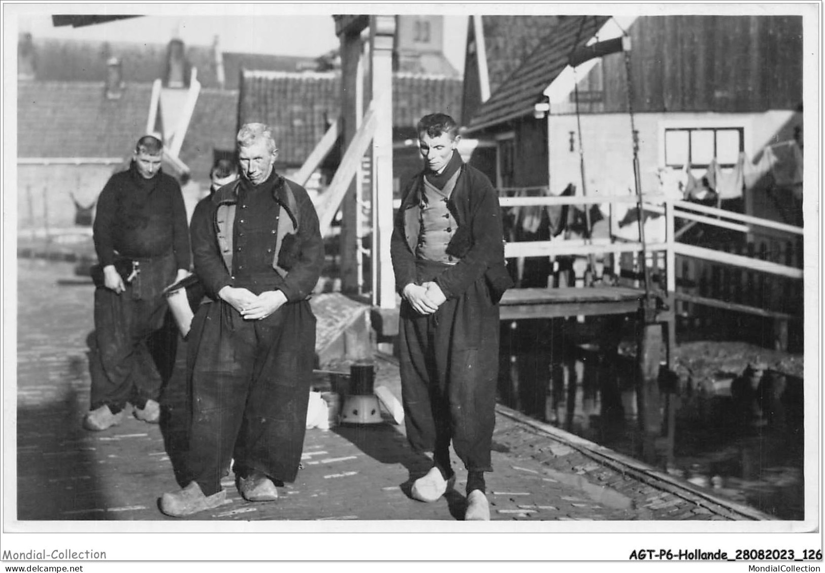 AGTP6-0454-HOLLANDE- VOLENDAM - Angelus Bidden  - Volendam