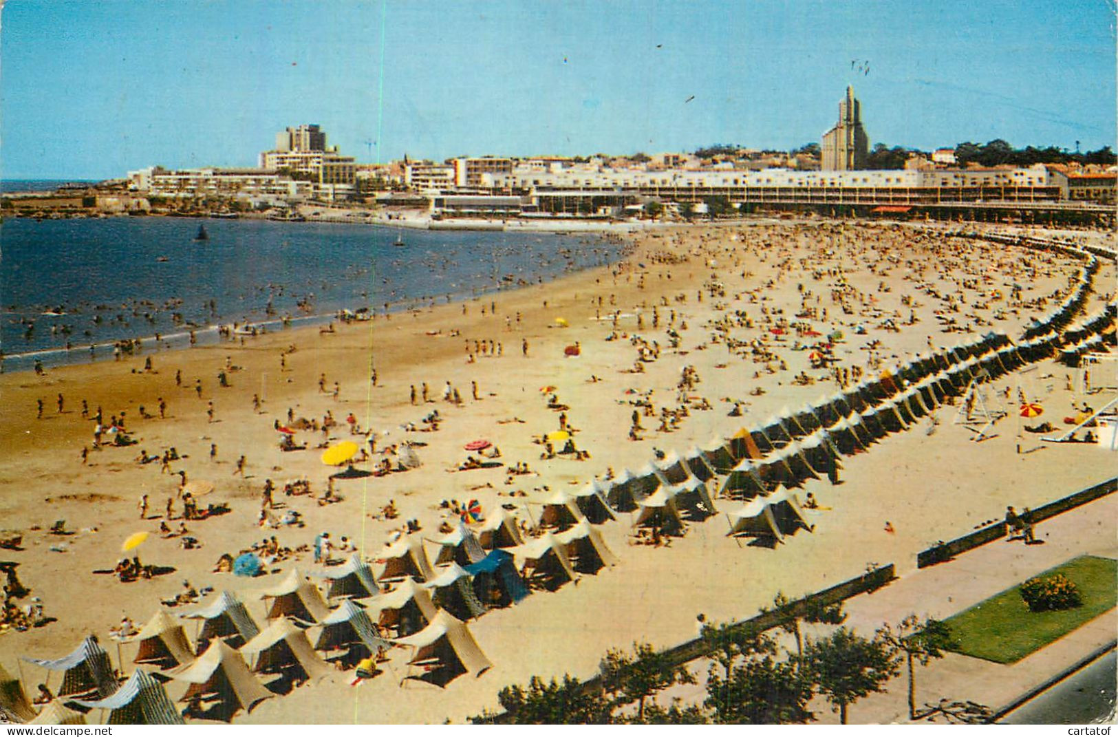 ROYAN . La Plage Et La Pointe De Foncillon - Royan