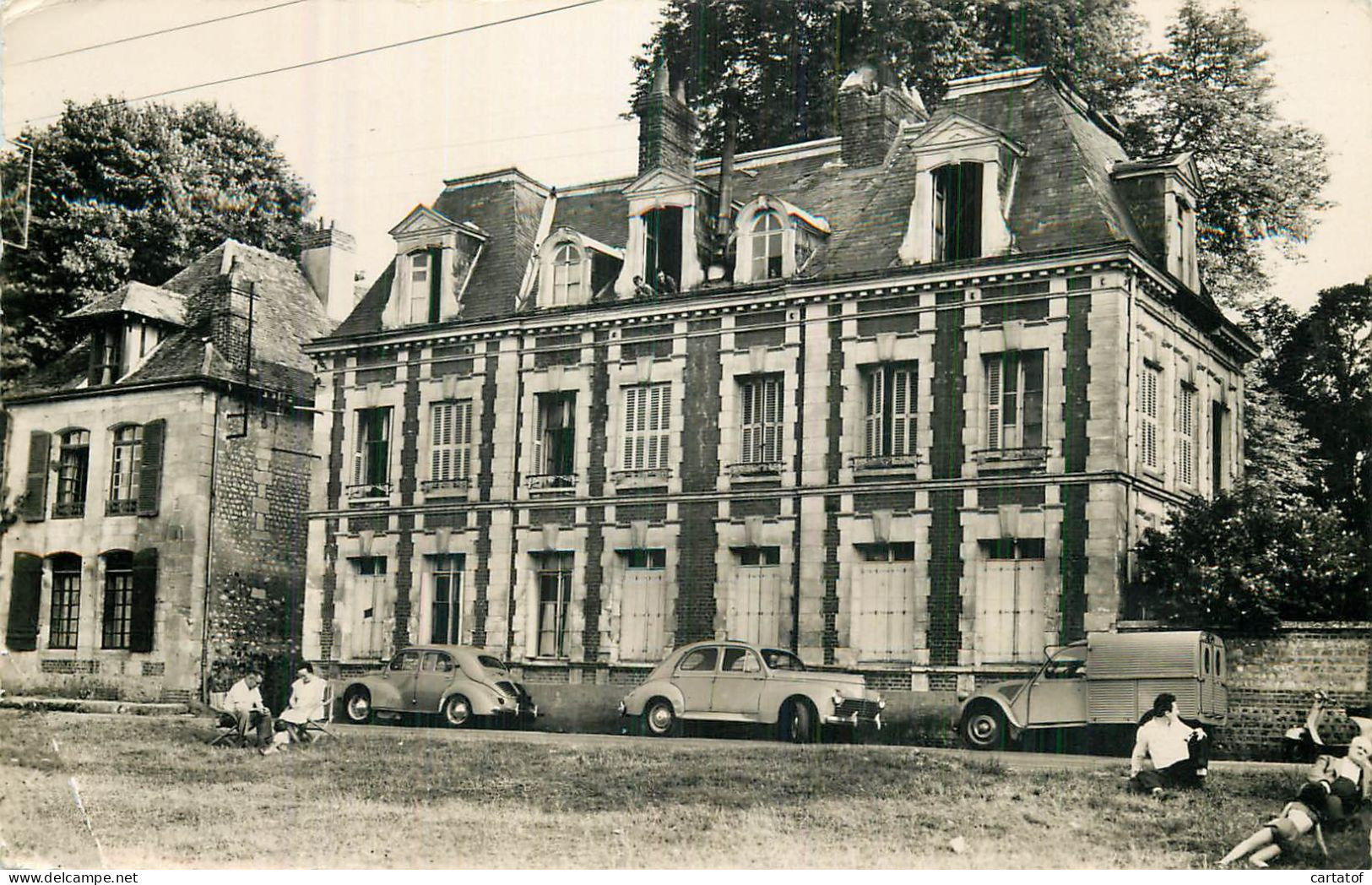 LES DAMPS . Château De L'Hermitage . (voitures Anciennes REANULT 4CV , PEUGEOT 203 , CITROEN 2CV ) - Other & Unclassified