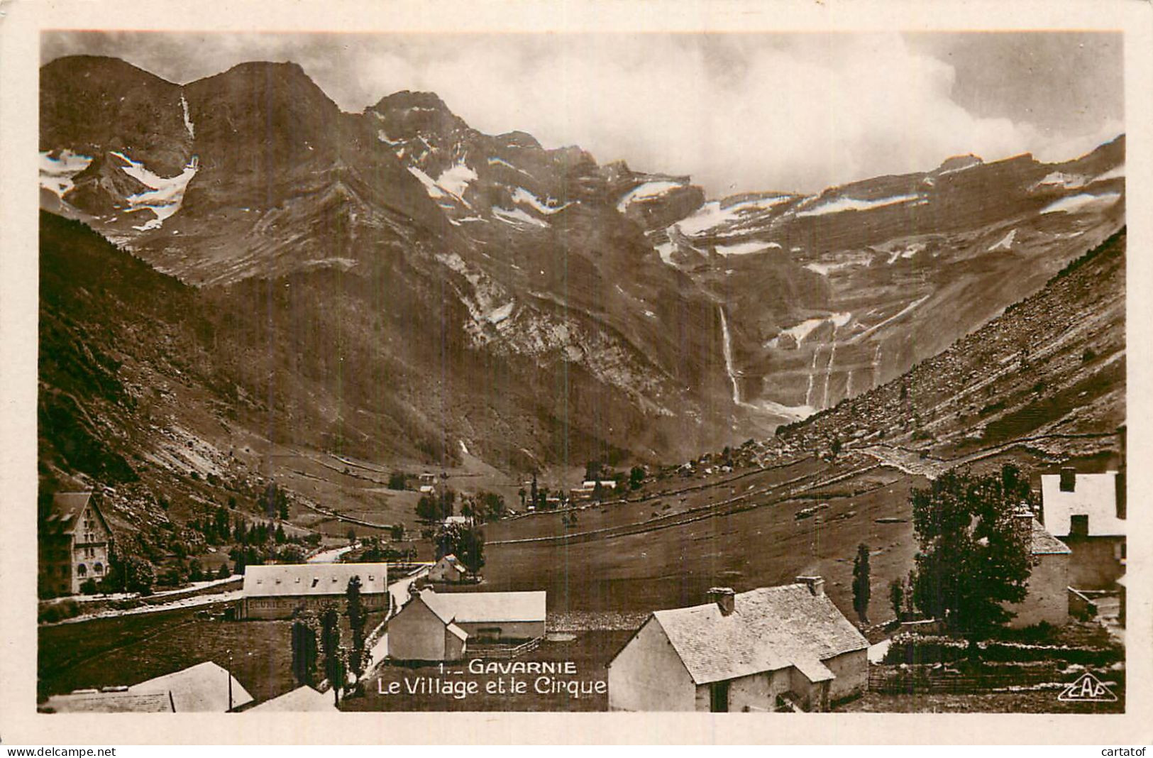 GAVARNIE . Le Village Et Le Cirque - Gavarnie