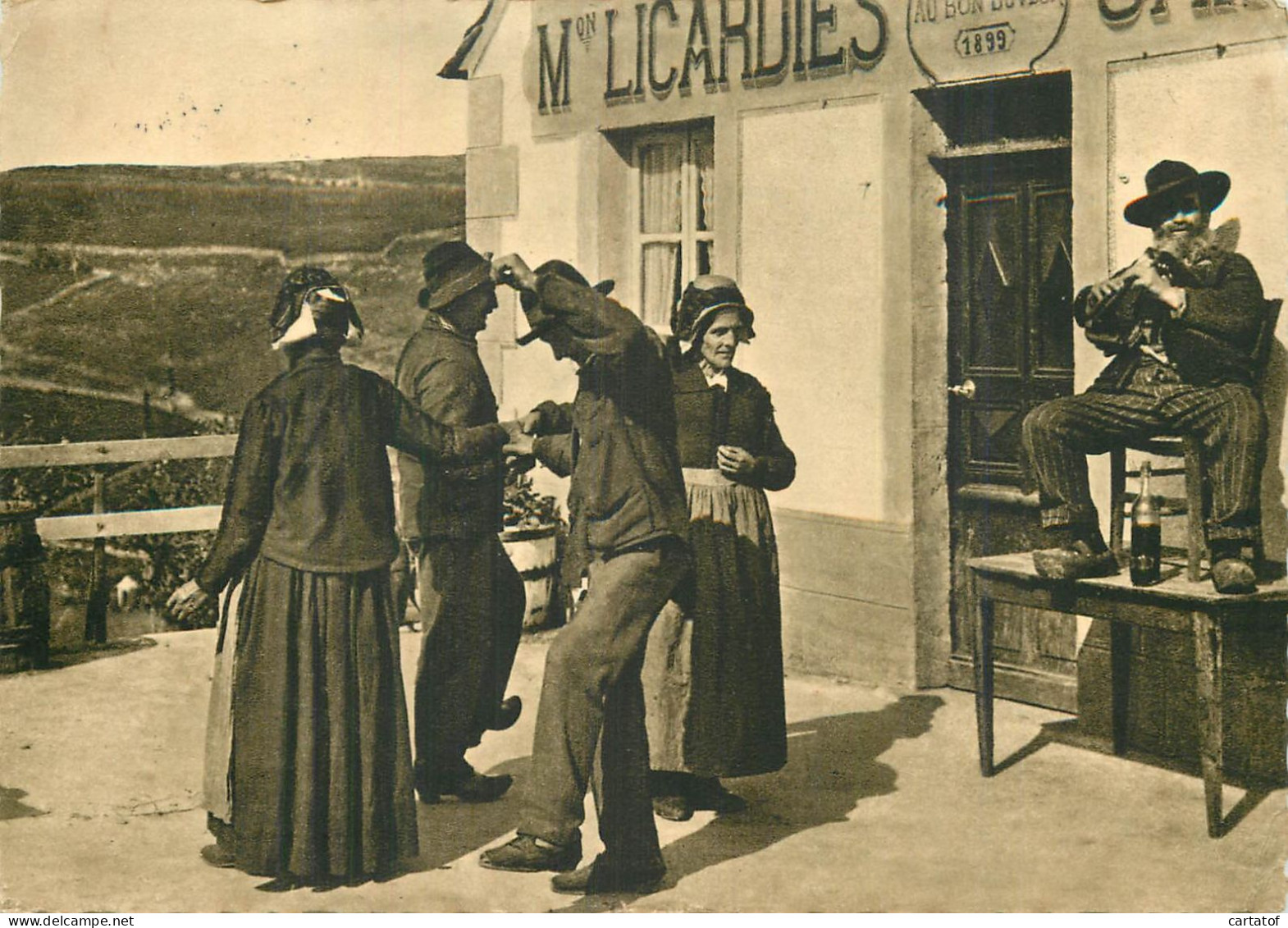 La Bourrée . La Tournichaïre . Devant AU BON BUVEUR . La Maison LICARDIES . AUVERGNE - Autres & Non Classés