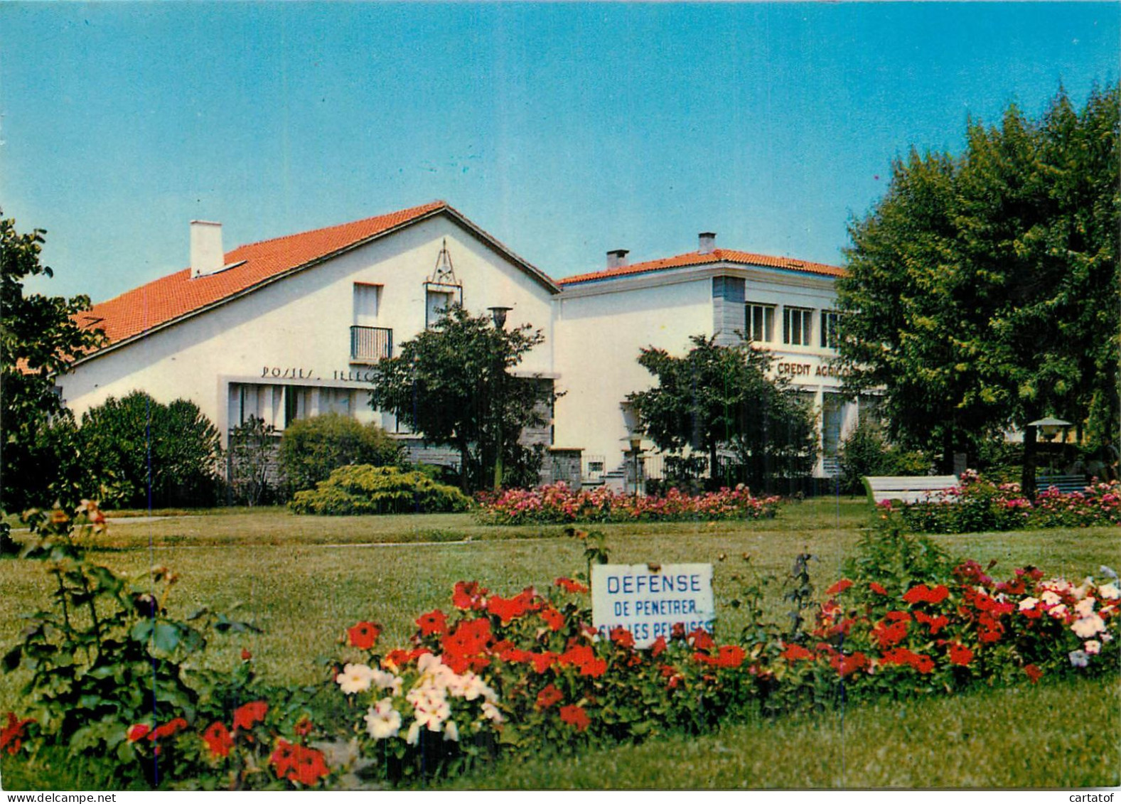 LEZOUX . La Poste . Le Square LOPIK . Le Crédit Agricole - Lezoux