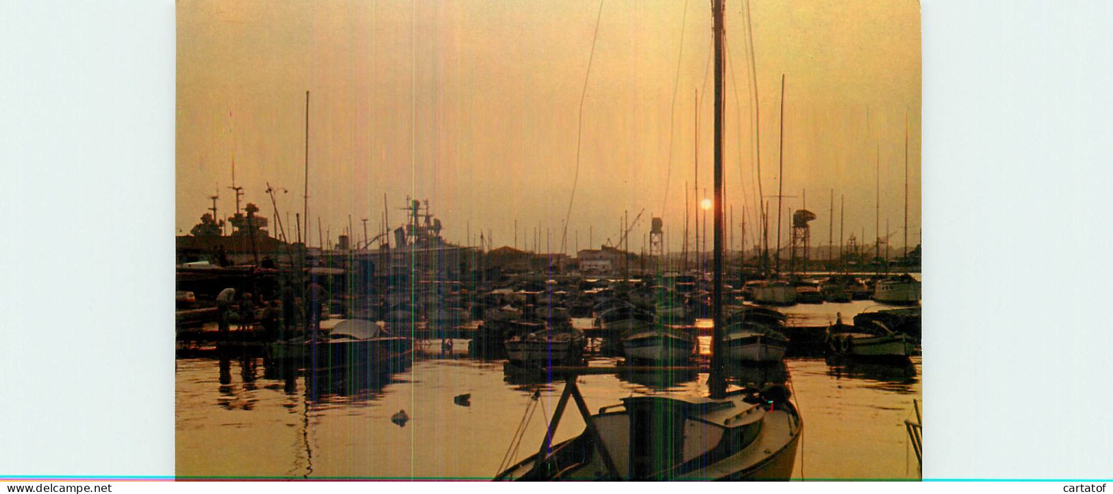 LE LAVANDOU . Coucher De Soleil Sur Le Port - Le Lavandou