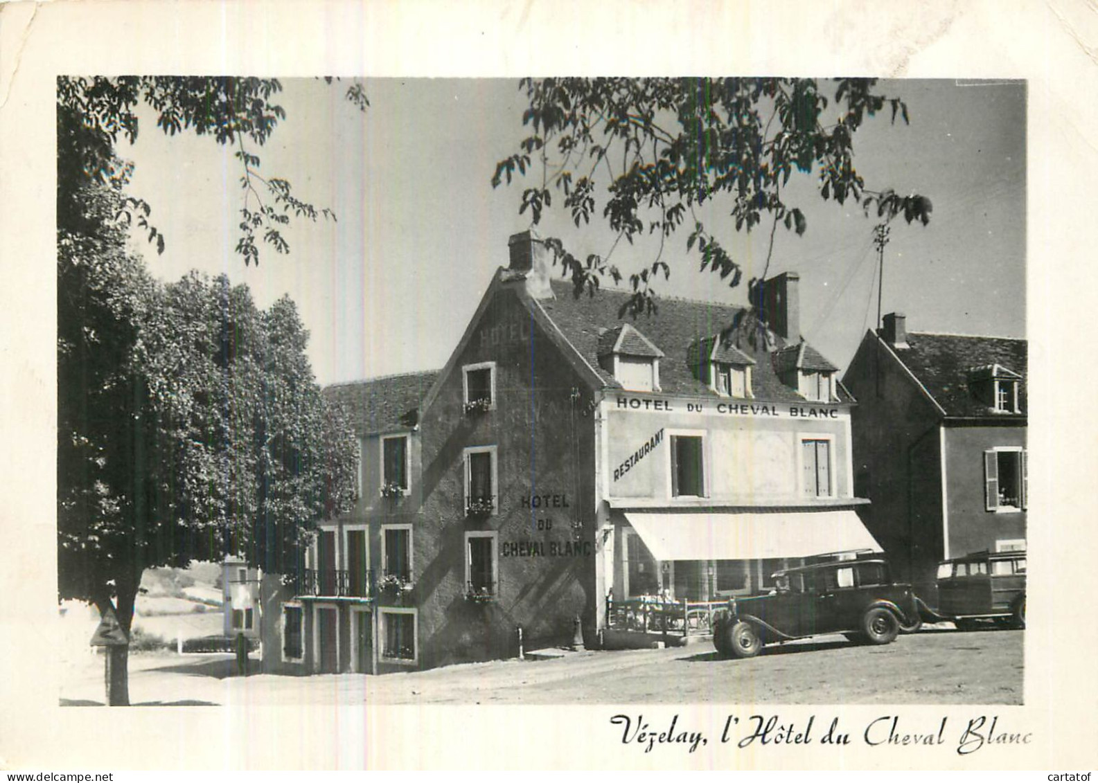 VEZELAY . Hôtel Du Cheval Blanc . ( Tacot Garé Devant L'hôtel ) - Vezelay