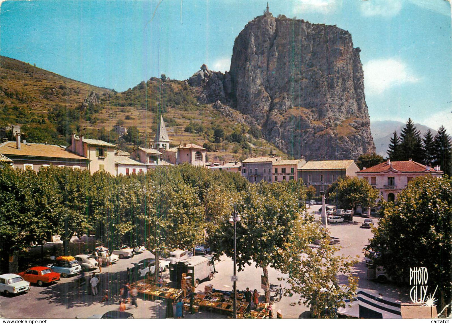 CASTELLANE. Le Roc Et Notre Dame Du Troc Dominant La Ville - Castellane