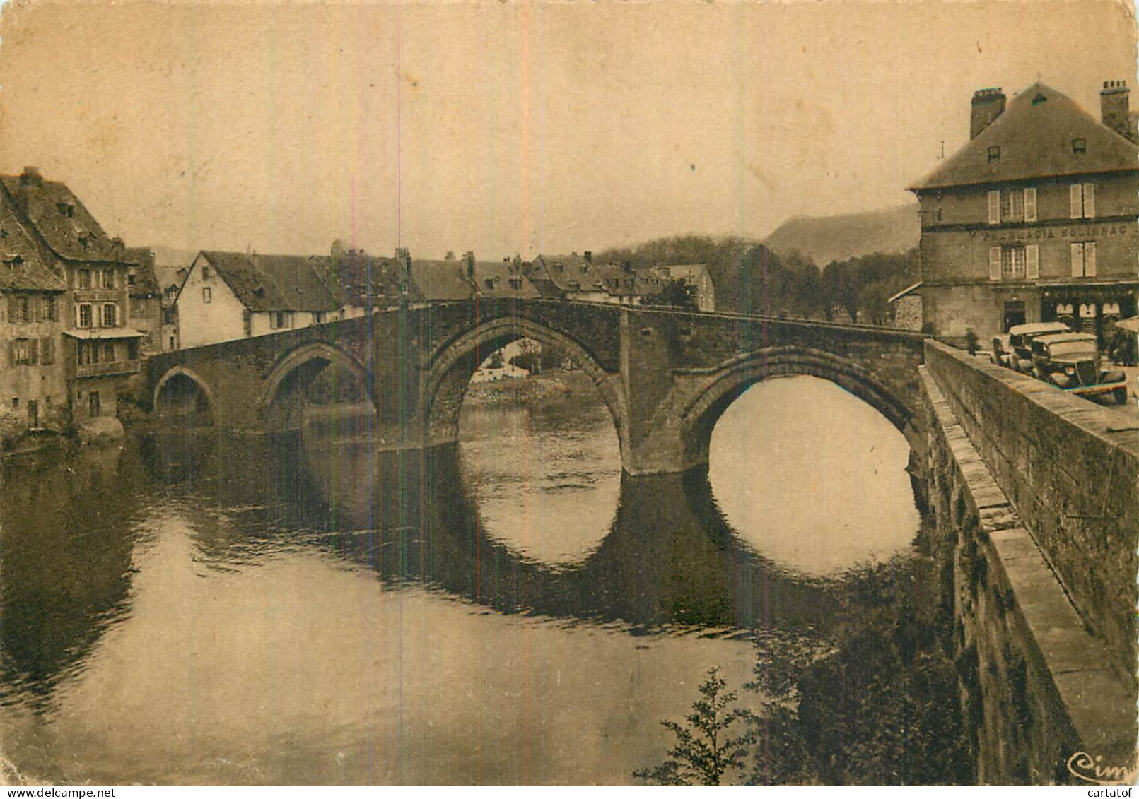 ESPALION . Le Vieux Pont . ( Vue Sur Pharmacie SOLIGNAC )  - Espalion