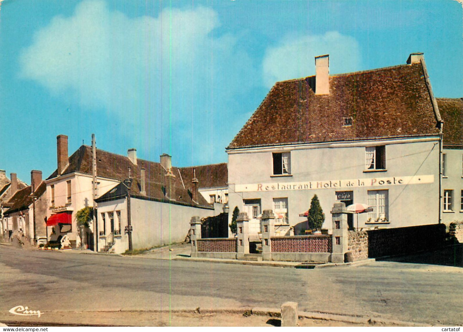 LA PERRIERE . Le Bourg . Son Hôtel . ( Gôtel De La Poste ) . - Other & Unclassified