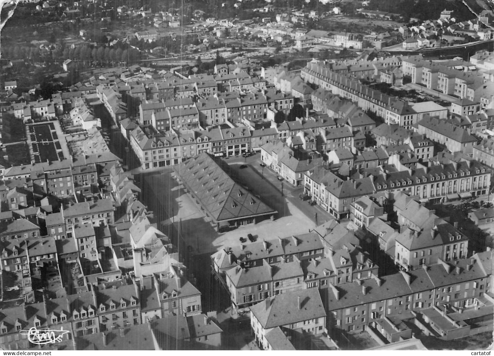 VITRY LE FRANCOIS . Le Vcentre Et Les HALLES ; Vua Aérienne - Vitry-le-François