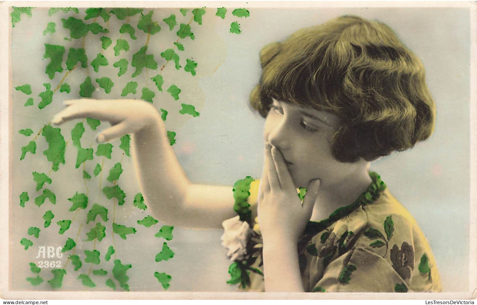 ENFANTS - Petite Fille Fascinée Par Des Feuilles - Fantaisie - Carte Postale Ancienne - Autres & Non Classés