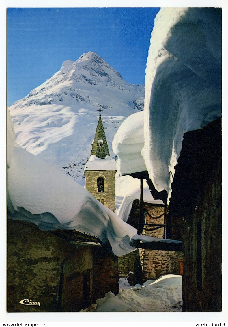 BONNEVAL-SUR-ARC - Une Ruelle Du Vieux Village Et Son église - Bonneval Sur Arc