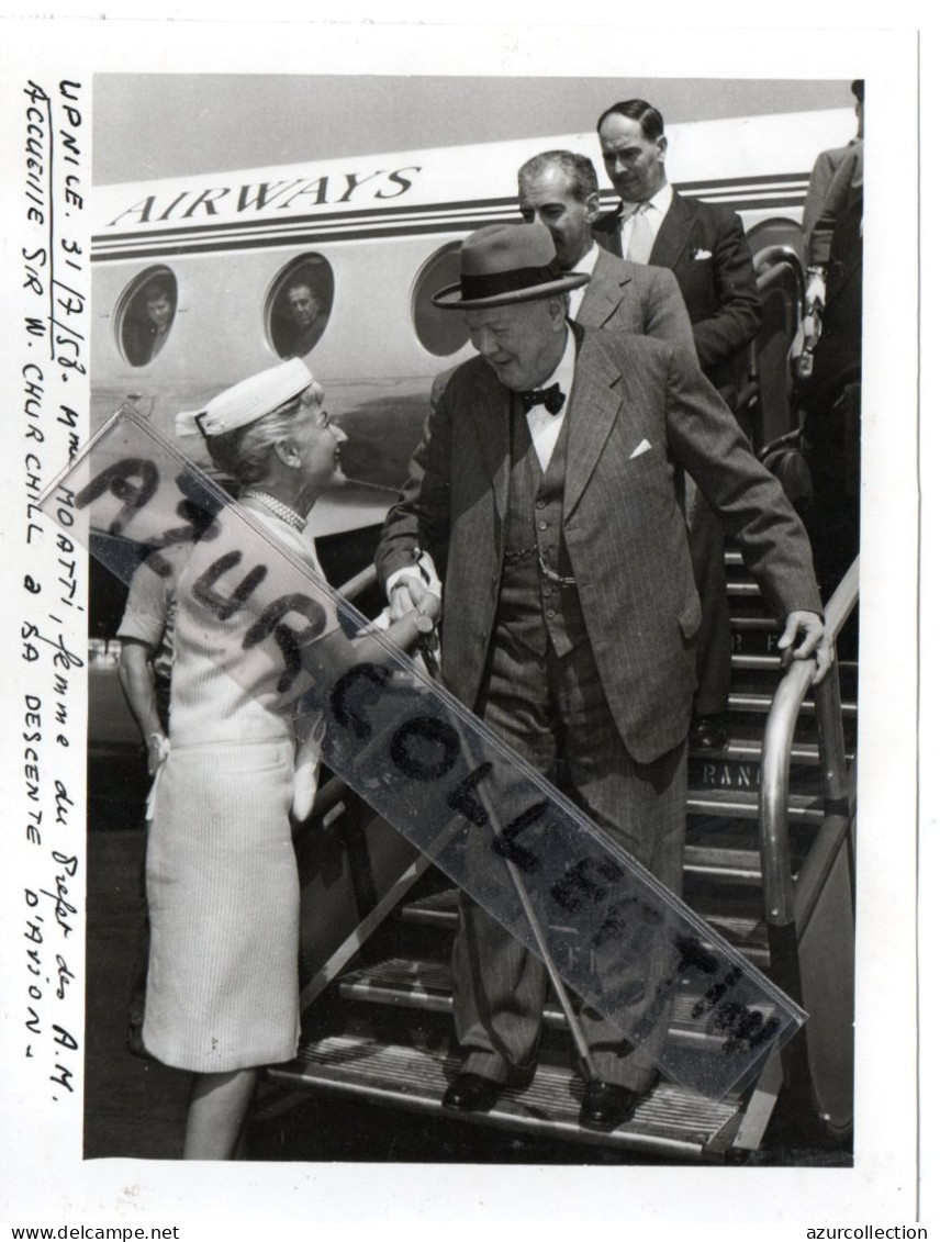 SIR W.CHURCHILL A SA DESCENTE D'AVION A NICE LE 31/07/1958 . RECU PAR MME MOATTI - Famous People