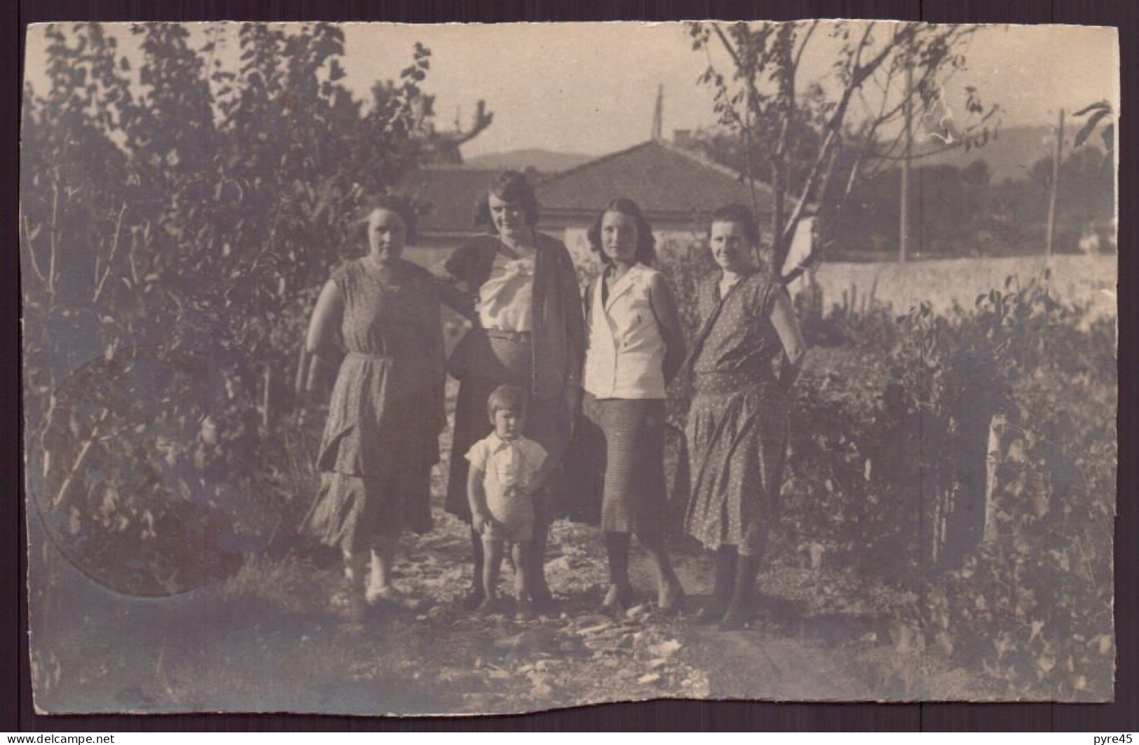 Carte-photo " 4 Femmes Et Un Enfant Dans Le Jardin " - Photographs