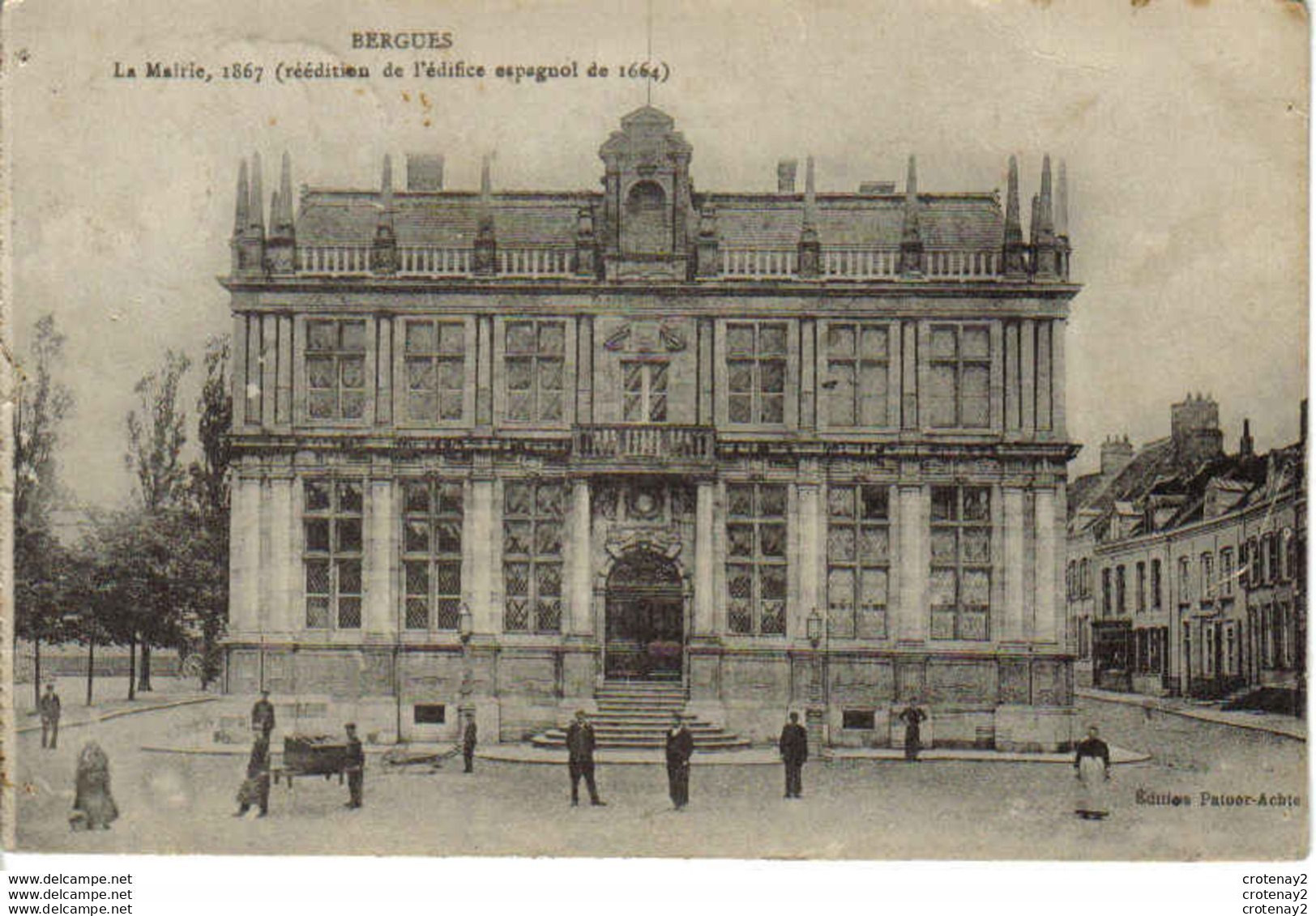 59 BERGUES La Mairie Animée En 1922 Déménageurs De Meubles Mémé Avec Panier Brouette - Bergues