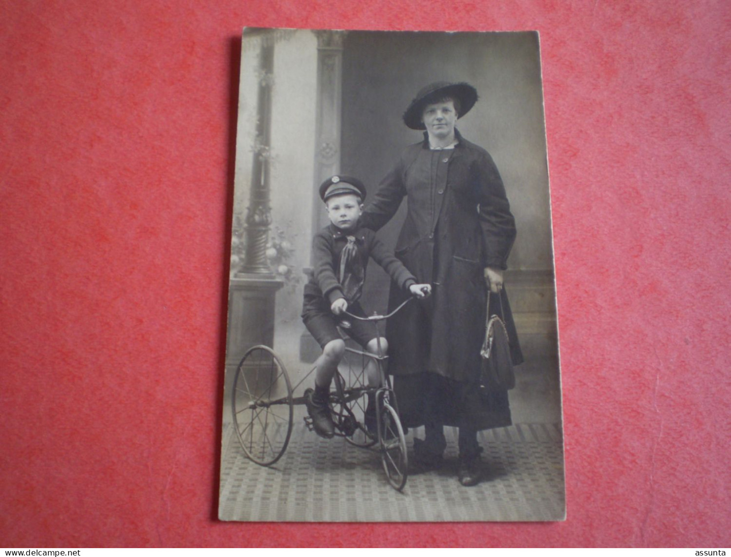 Carte Photo Enfant Sur Joli Tricycle Avec Jeune Femme - Autres & Non Classés