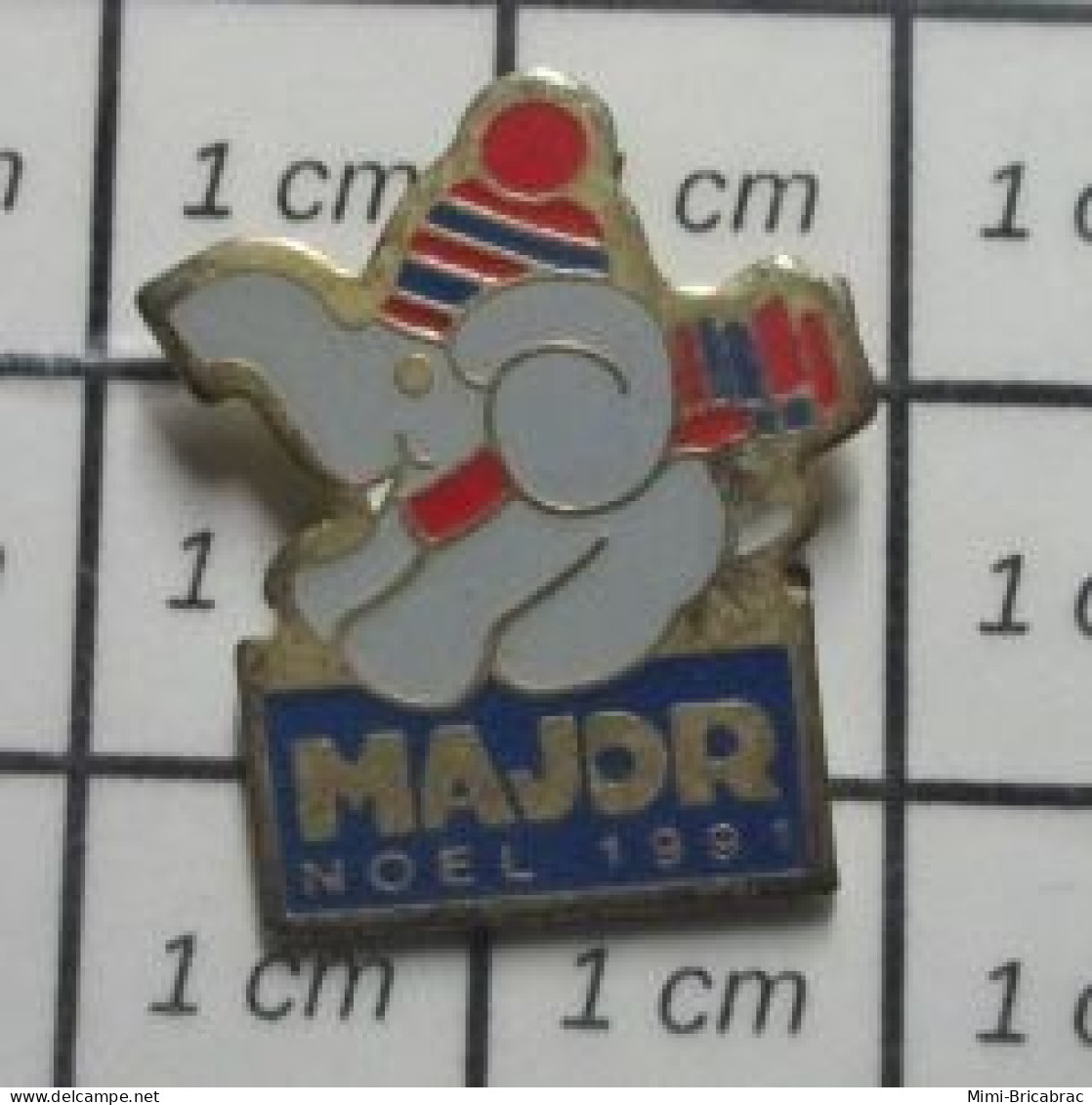 1818B Pin's Pins / Beau Et Rare / ANIMAUX / ELEPHANT GRIS AVEC BONNET ET ECHARPE MAJOR NOEL 1991 - Tiere