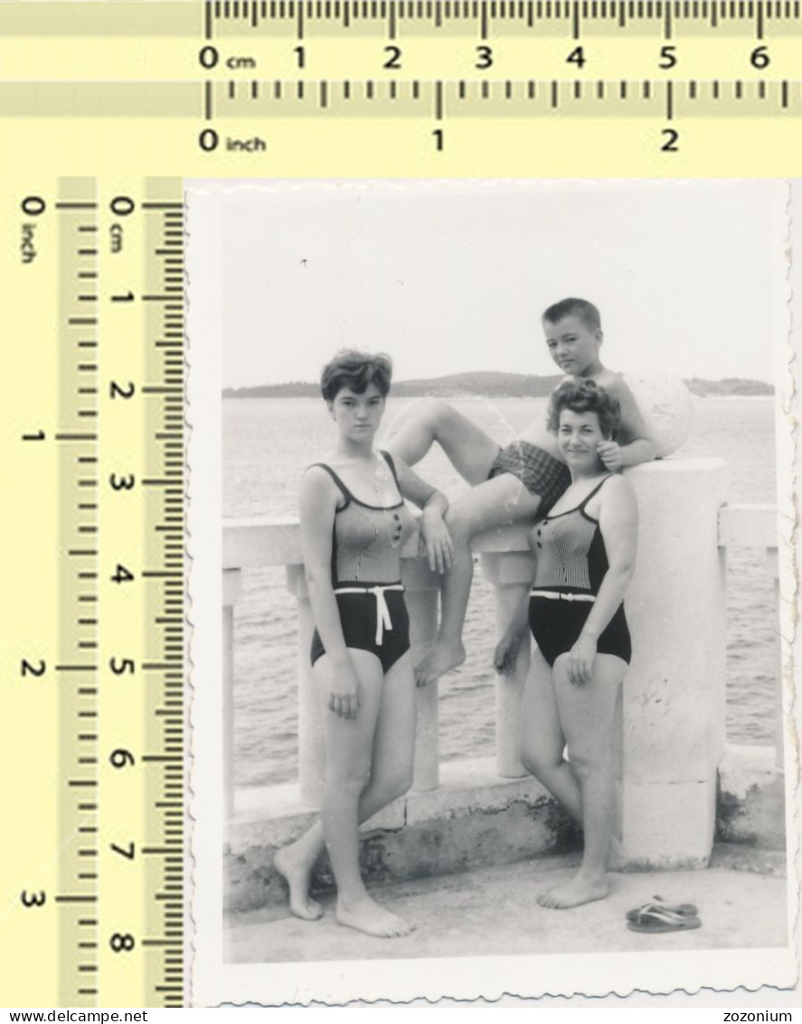 REAL PHOTO Beach Swimsuit Woman Girl And Boy Plage Femme Fille Et Garcon SNAPSHOT - Anonieme Personen