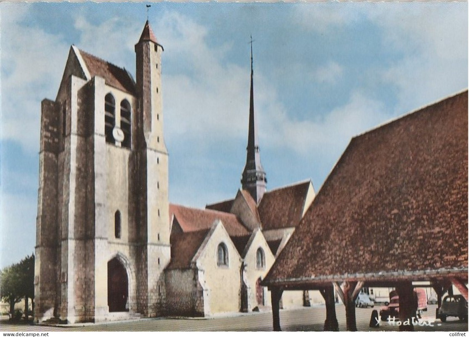 77 - Egreville  -  L'Eglise Saint-Martin Et La Halle - Altri & Non Classificati