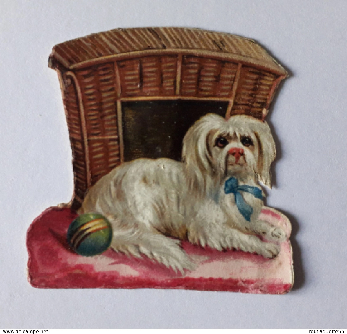 2 Anciens Chromos Polychromes Découpis, "Bichon Maltais Et Carlin Dans Leur Niche", Vers 1900 - Animaux