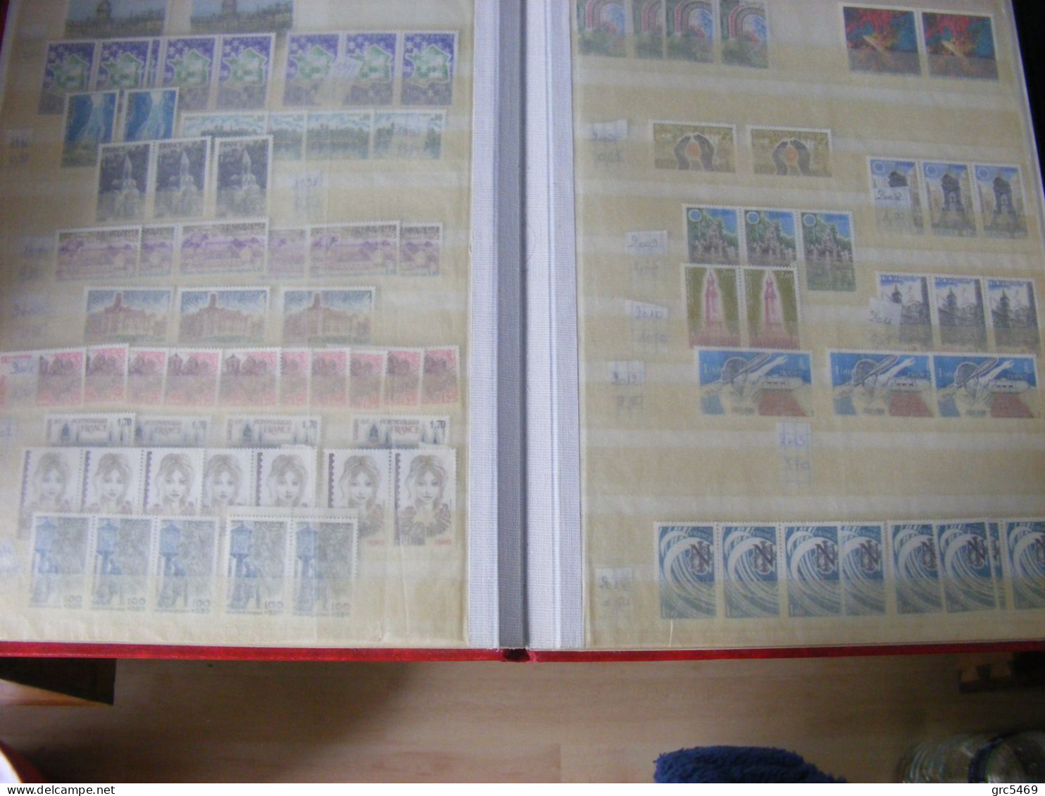 COLLECTION TIMBRES FRANCE NEUFS entre 1962 et 1981 dans 2 Classeurs 32 + 16 pages  Faciale = 168 + 120 = 288 euros !!