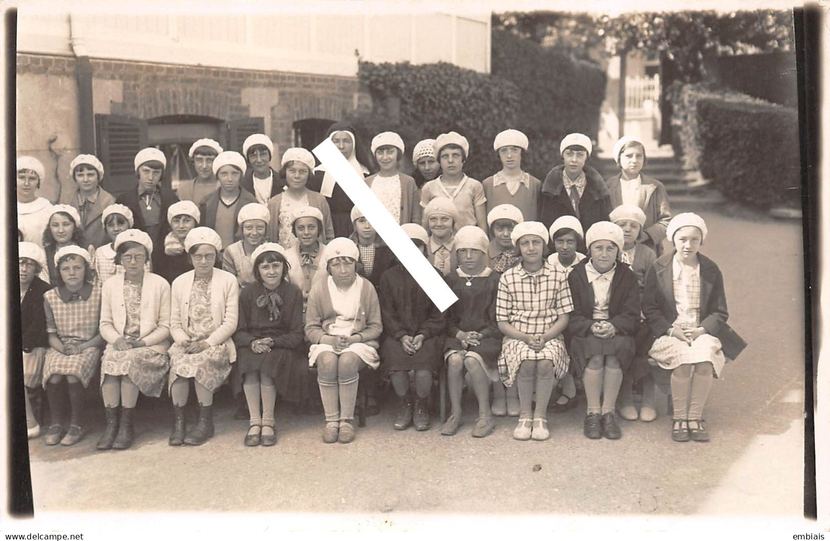 14 DEAUVILLE - Carte Photo D'une 1ère Communion Dans La Cour Du Patronage Avec Sœur Cécile 1931 - Deauville