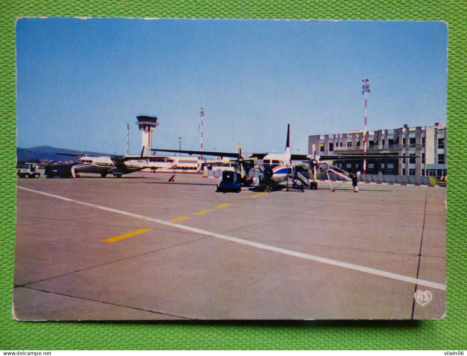 CLERMONT-FERRAND-AULNAT    /  AEROPORT / AIRPORT / FLUGHAFEN - Aérodromes