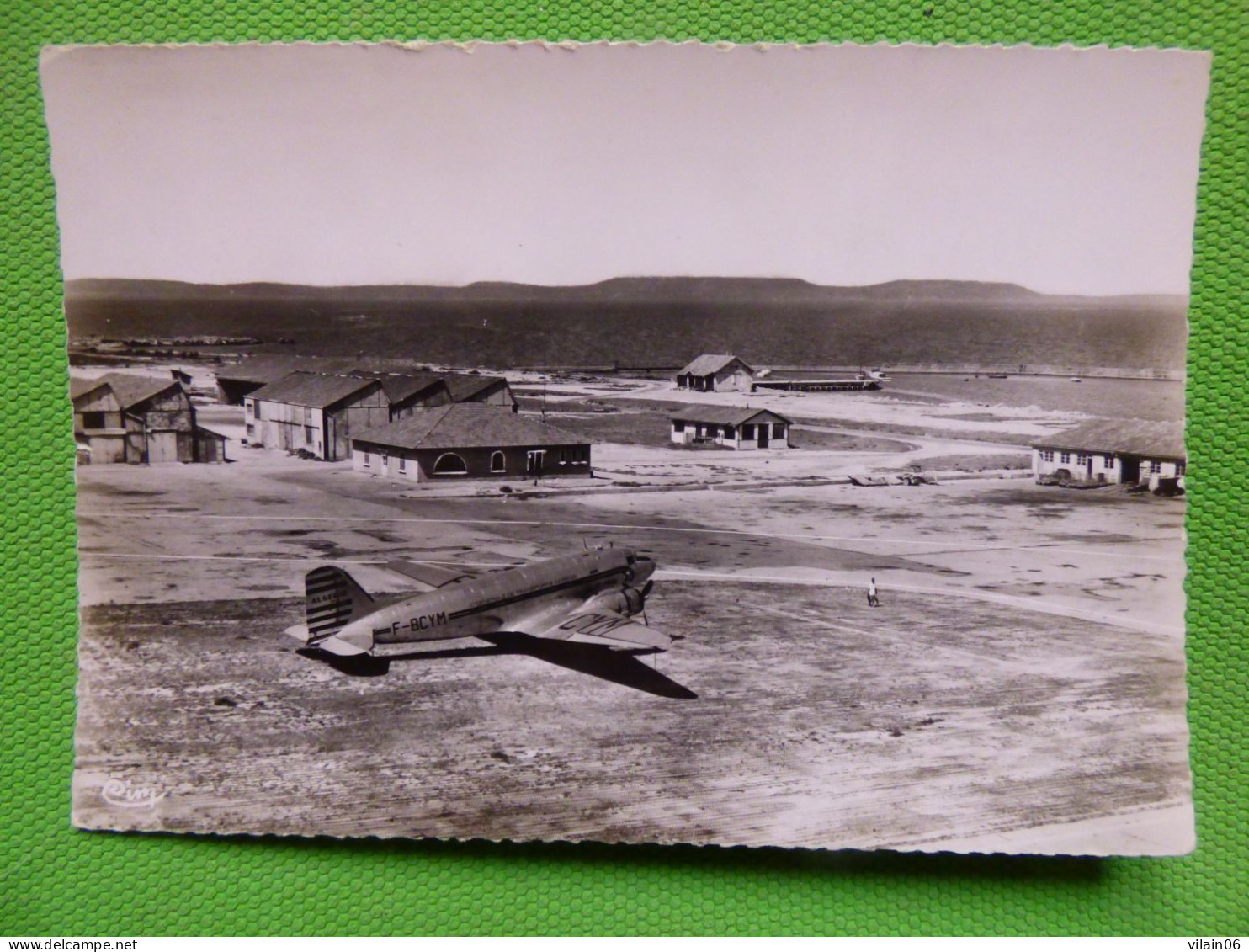 MARSEILLE MARIGNANE  DC 3 AIR ALGERIE    /  AEROPORT / AIRPORT / FLUGHAFEN - Aerodrome