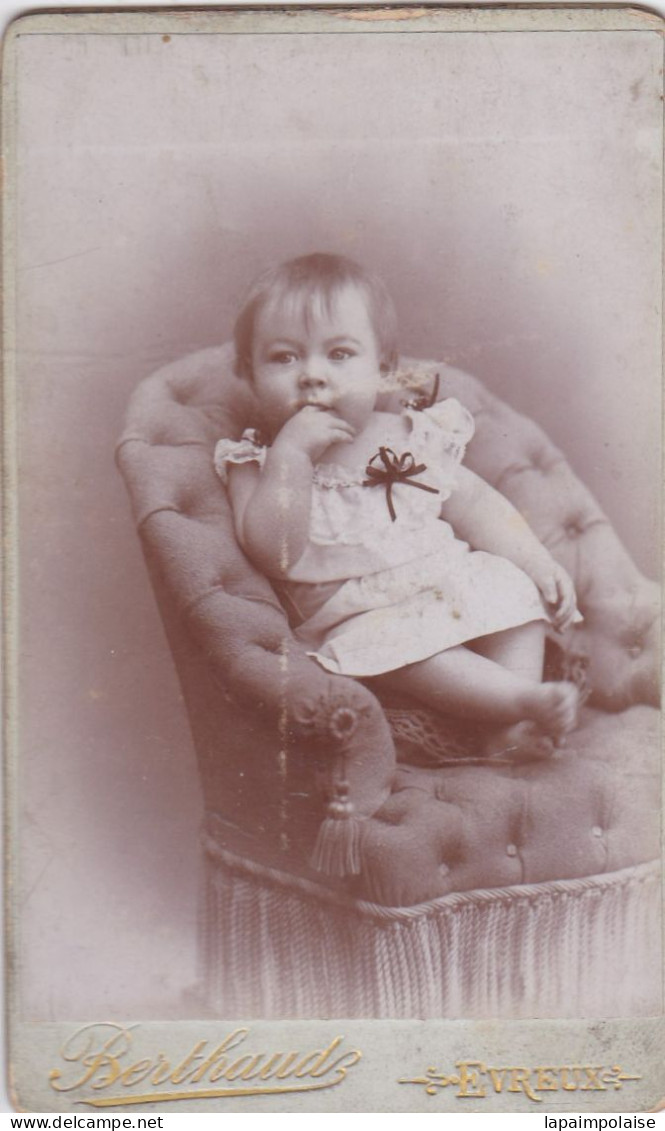 Photo C D V XIX Evreux Portrait D'une Jeune Ebroïcienne Assisse Dans Fauteuil Photo S Berthaud  Evreux Réf 30609 - Oorlog, Militair